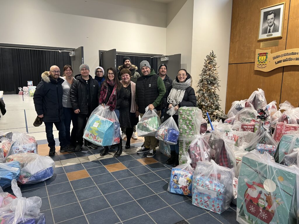 Bénévoles et cadeaux de Présent pour Noël